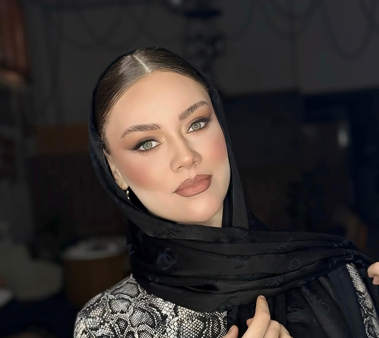 Profesyonel makyaj, yeşil gözlerde dumanlı far ve nude dudak